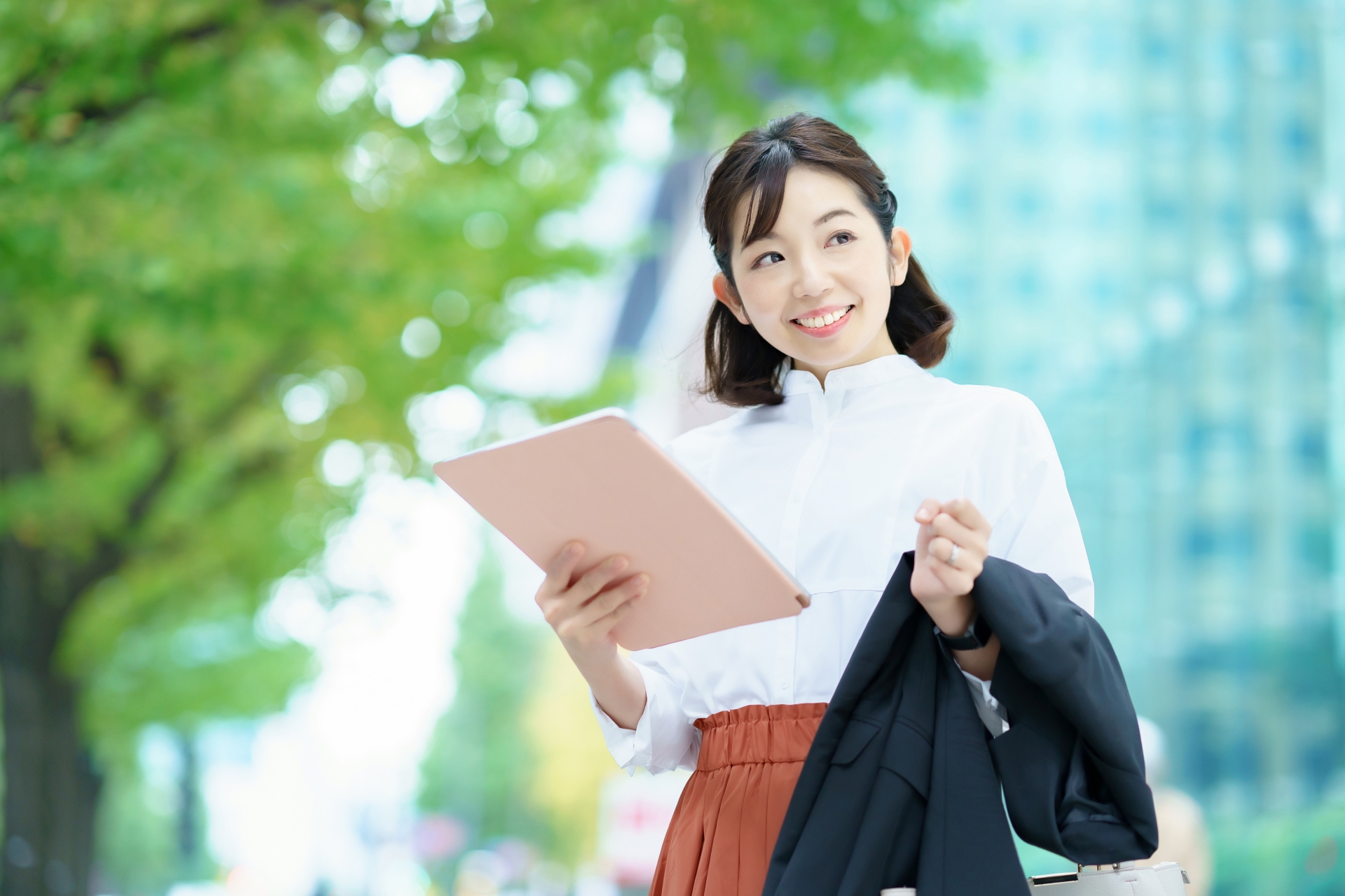 仕事家事
外で仕事中の女性