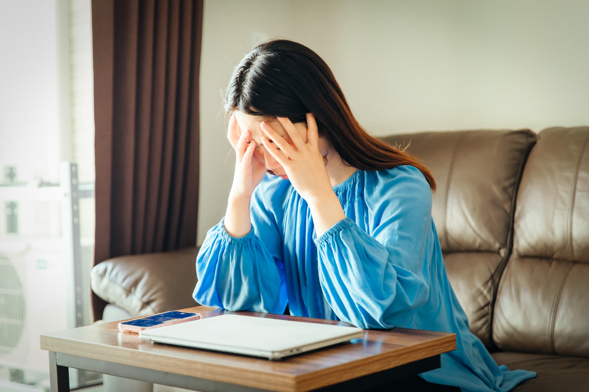 家事が出来ない
悩んでいる様子の主婦