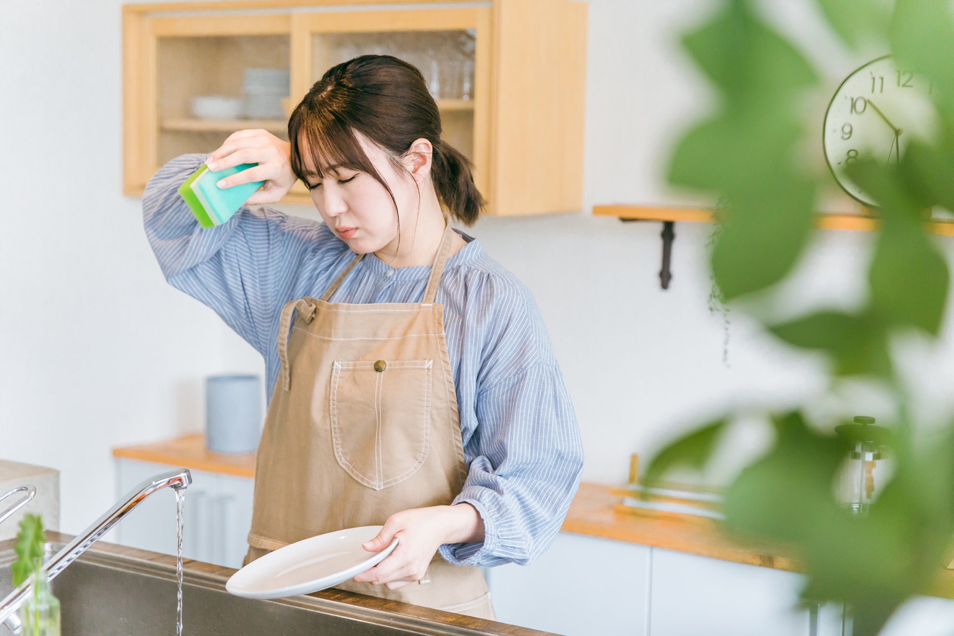 家事がめんどう 洗い物をする女性
