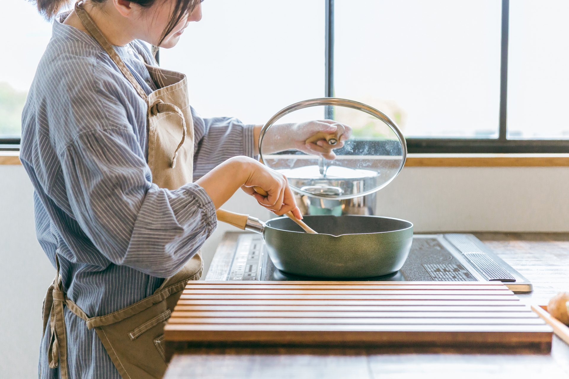 ご飯作れない
キッチンで料理中の女性