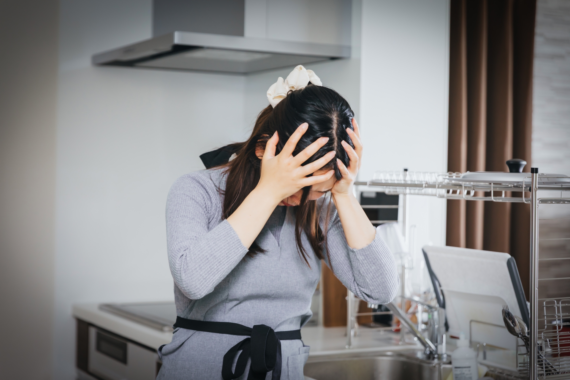家事がめんどくさい キッチンで頭をかかえる女性