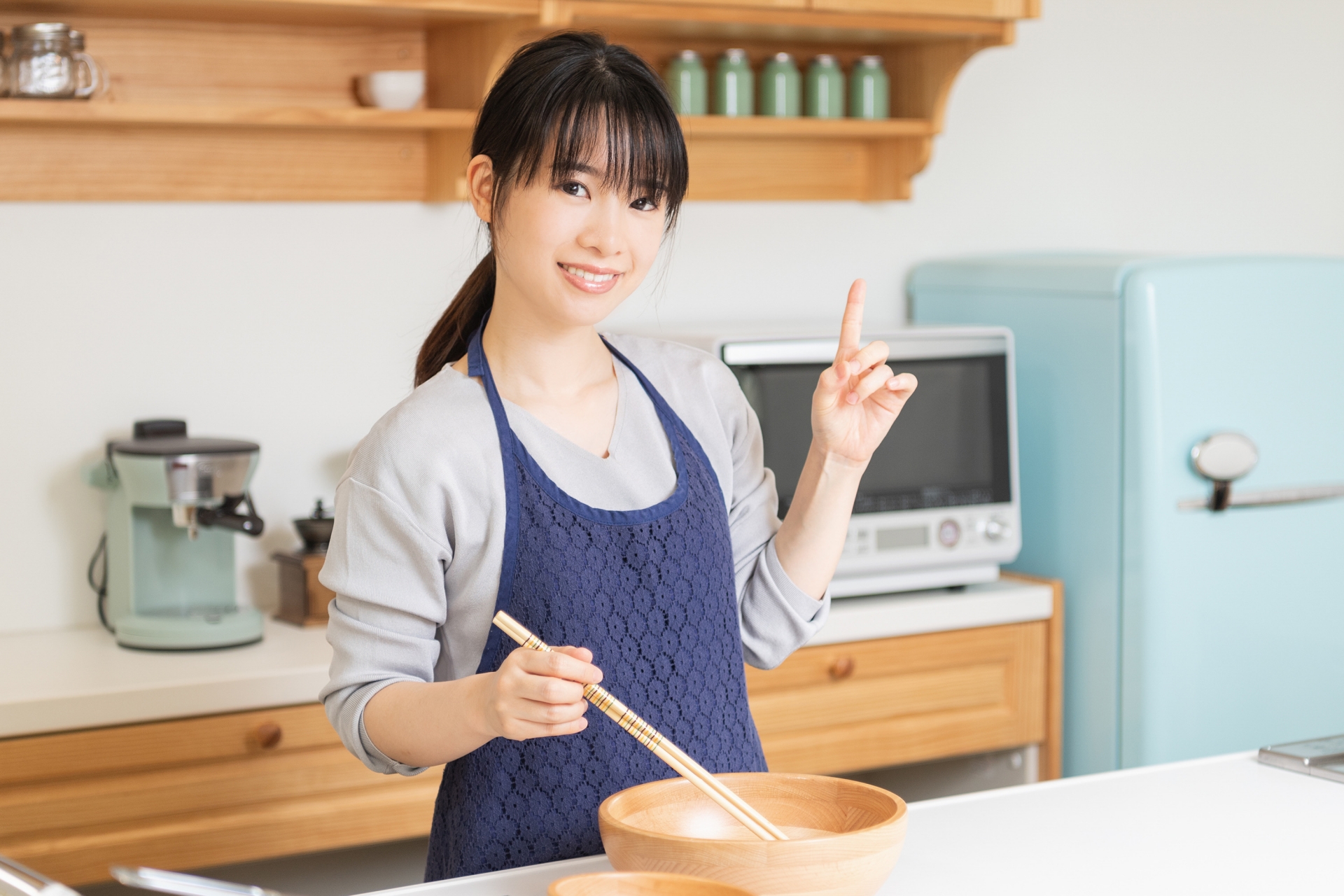 ご飯作れない
キッチンで料理をする主婦