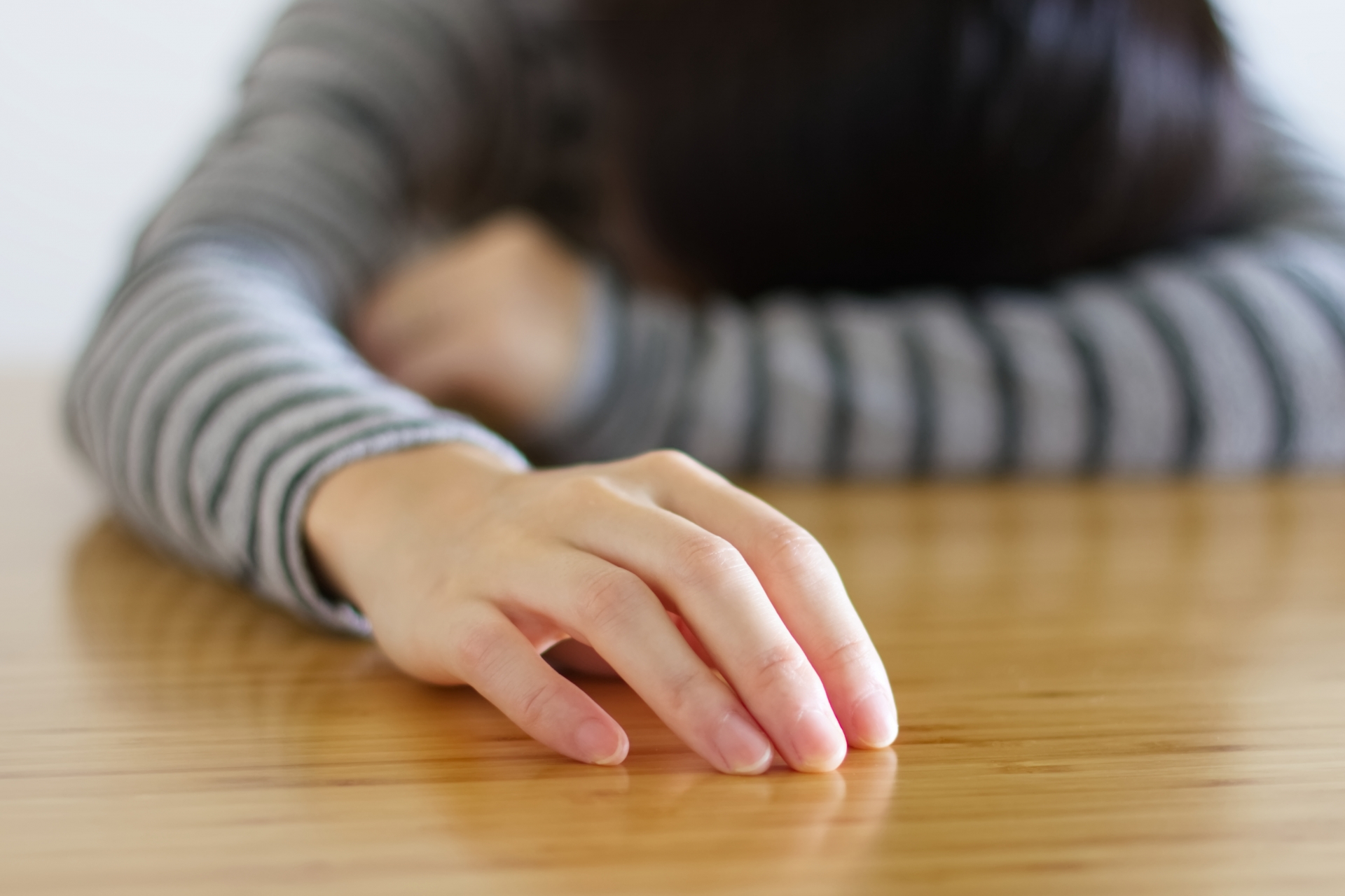 やる気が出ない主婦
机に突っ伏す主婦