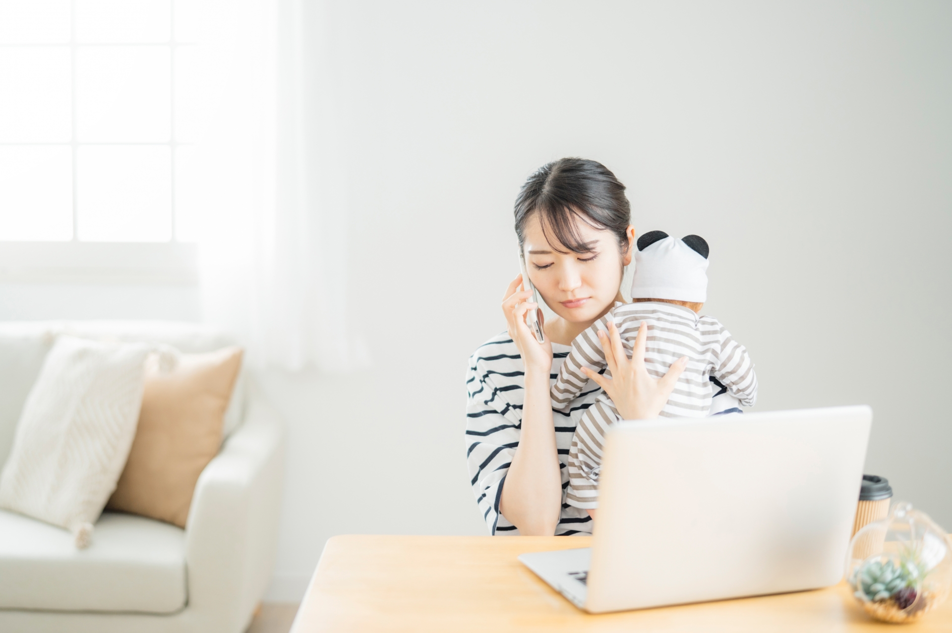 ストレス発散 育児
赤ちゃんを抱いて仕事をする女性