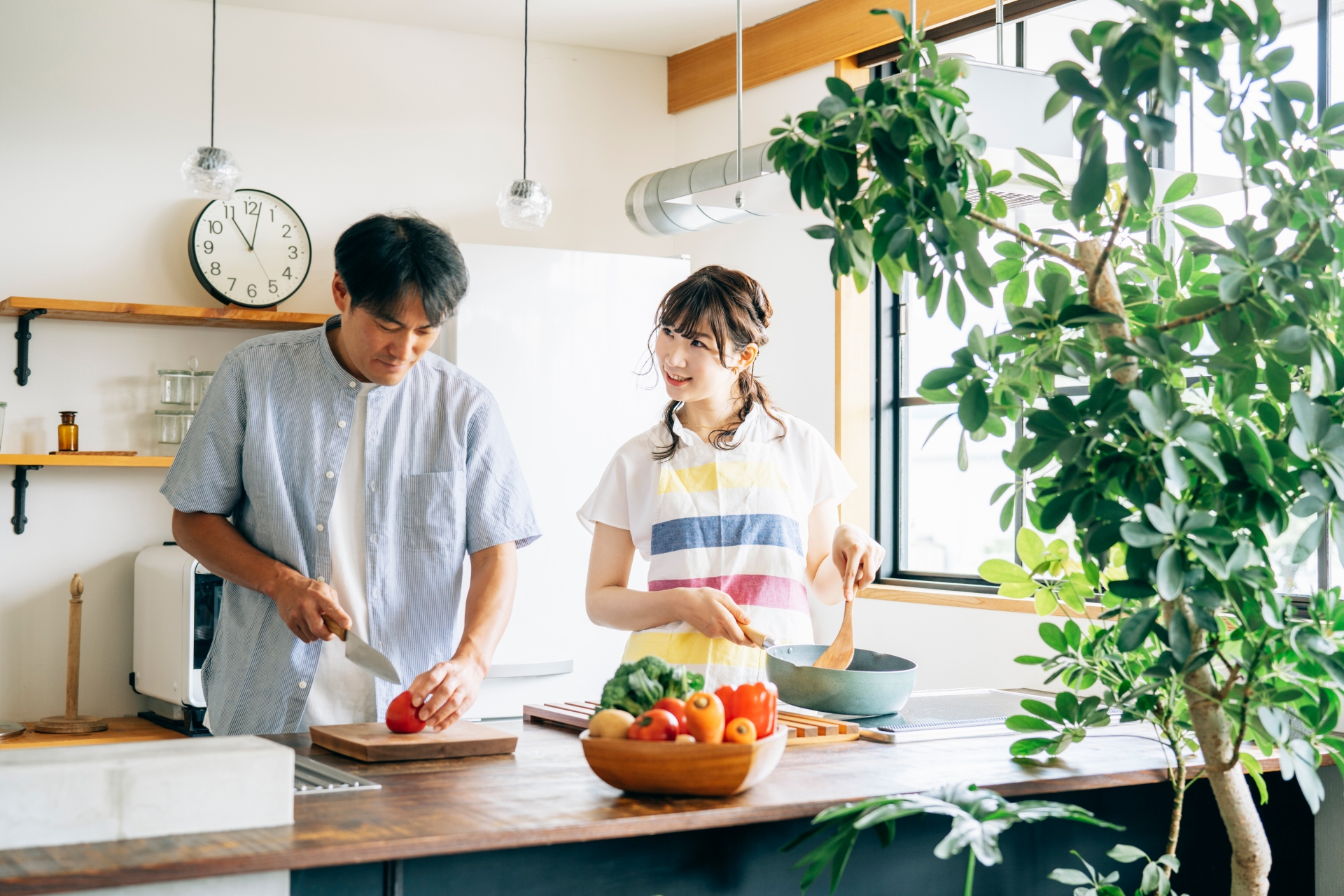 同棲 家事分担
料理を作るカップルのイメージ図