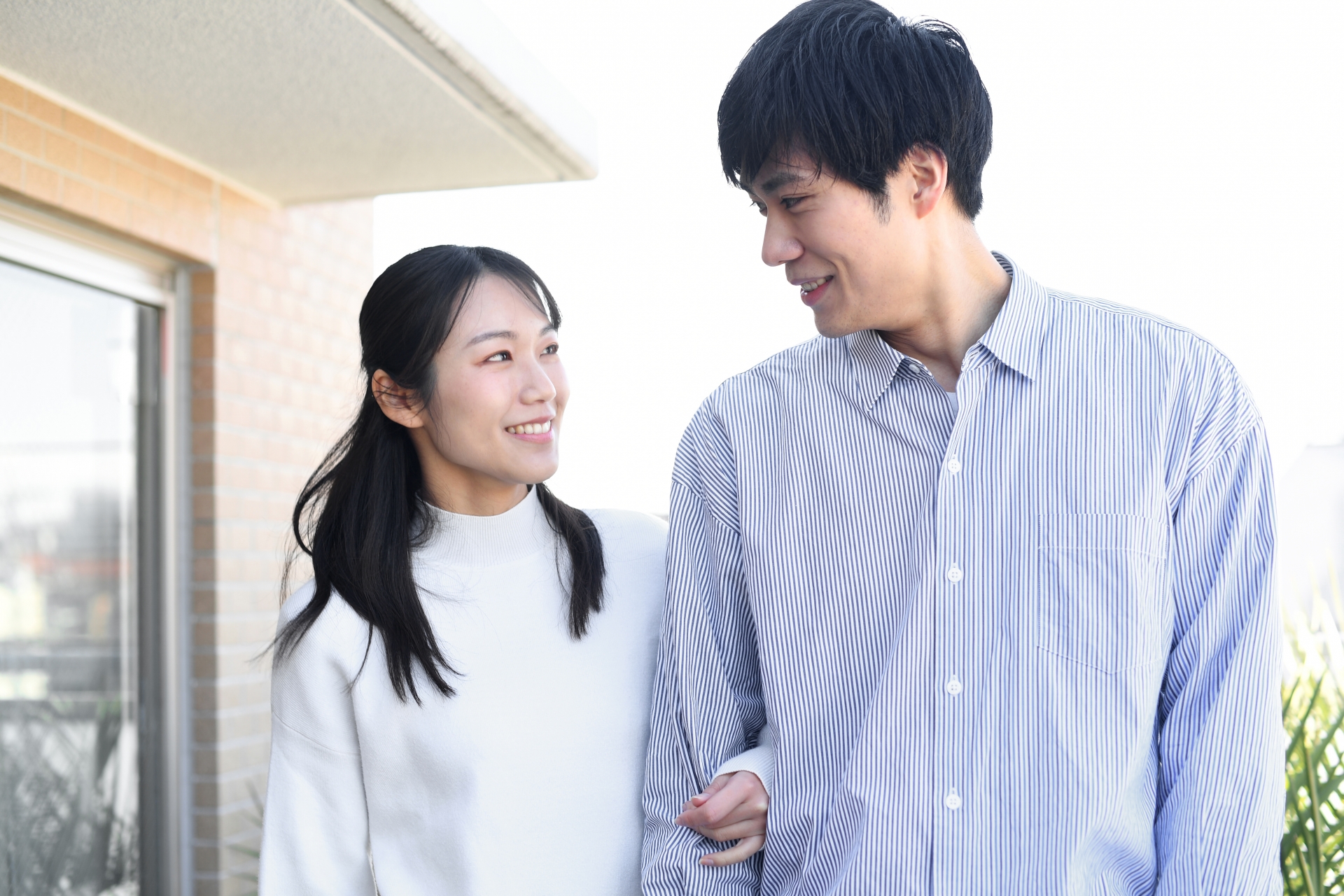 同棲 家事の分担
腕を組むカップルのイメージ図