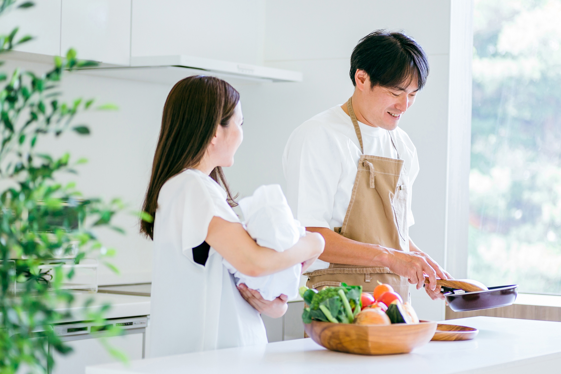 育児 旦那ずるい
キッチンに立つ夫婦
