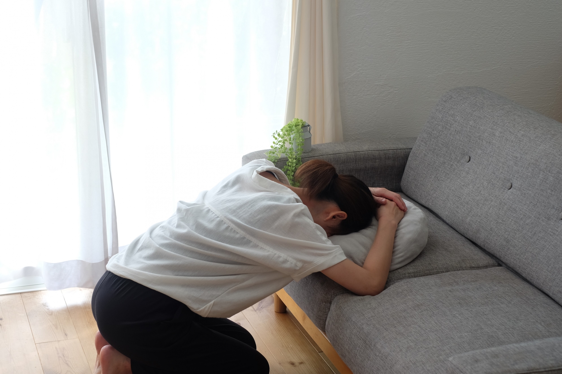 ストレス発散 育児
ソファにうつむく主婦