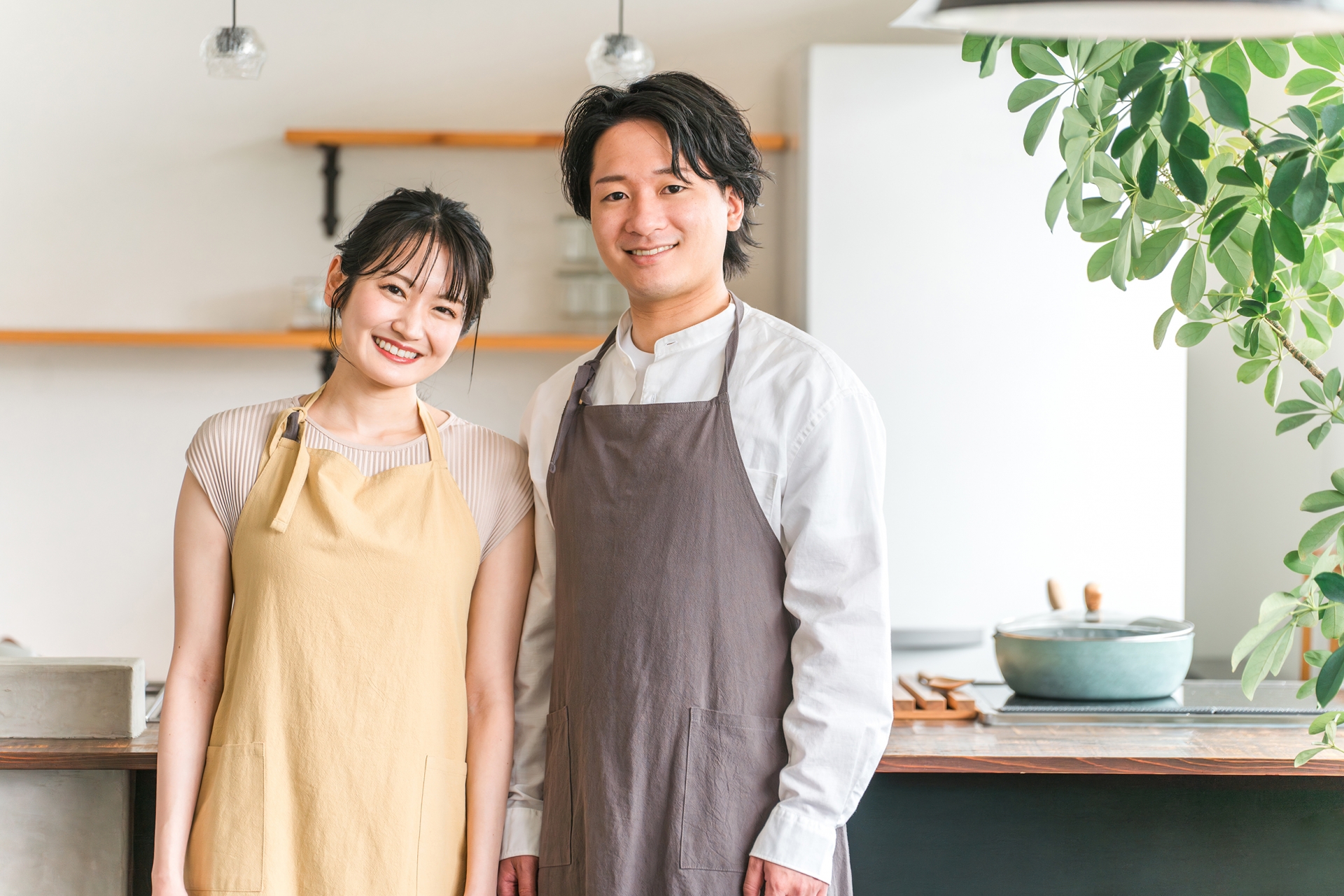 同棲 家事分担
エプロン姿のカップルのイメージ図