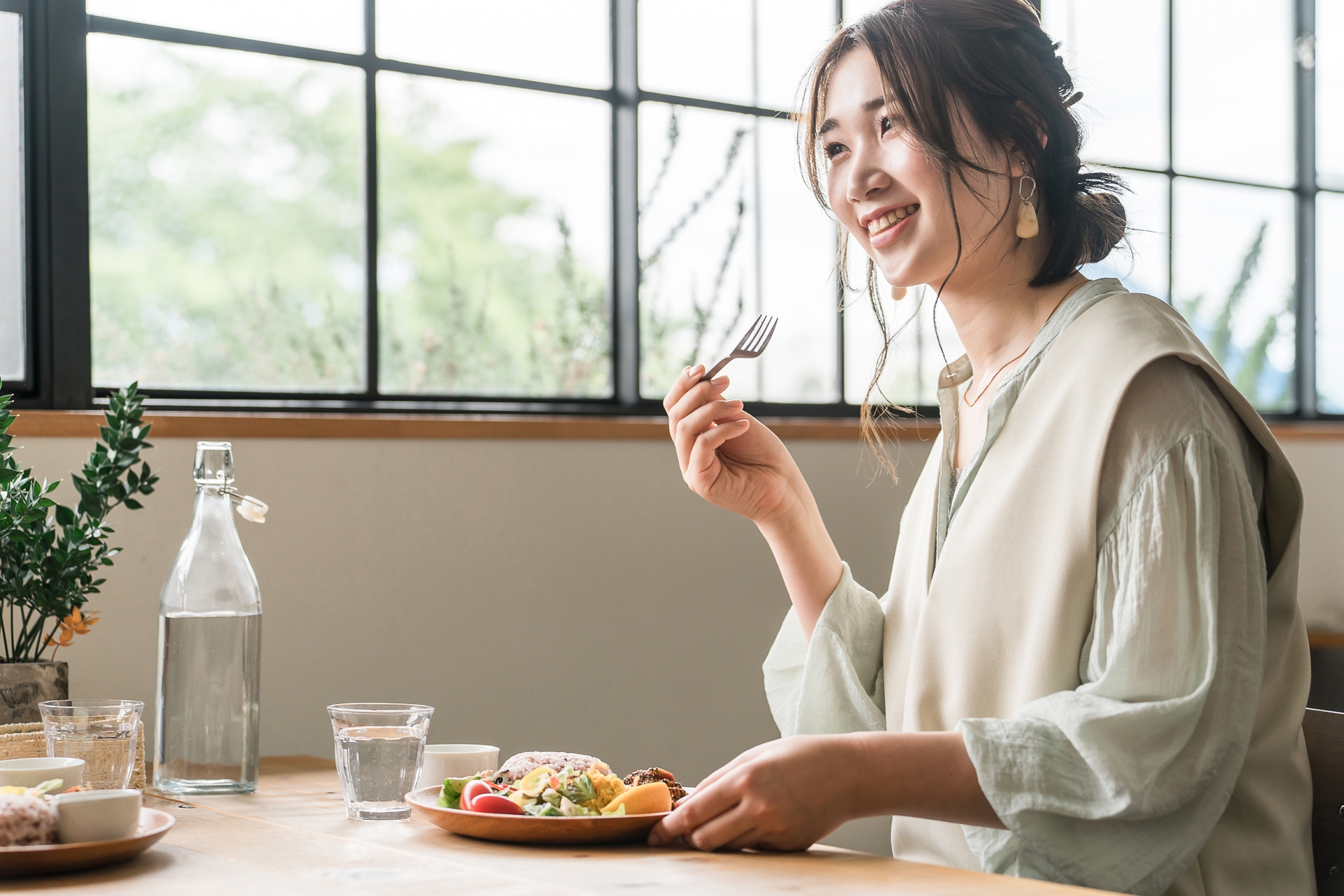 ストレス発散 育児
食事をする女性