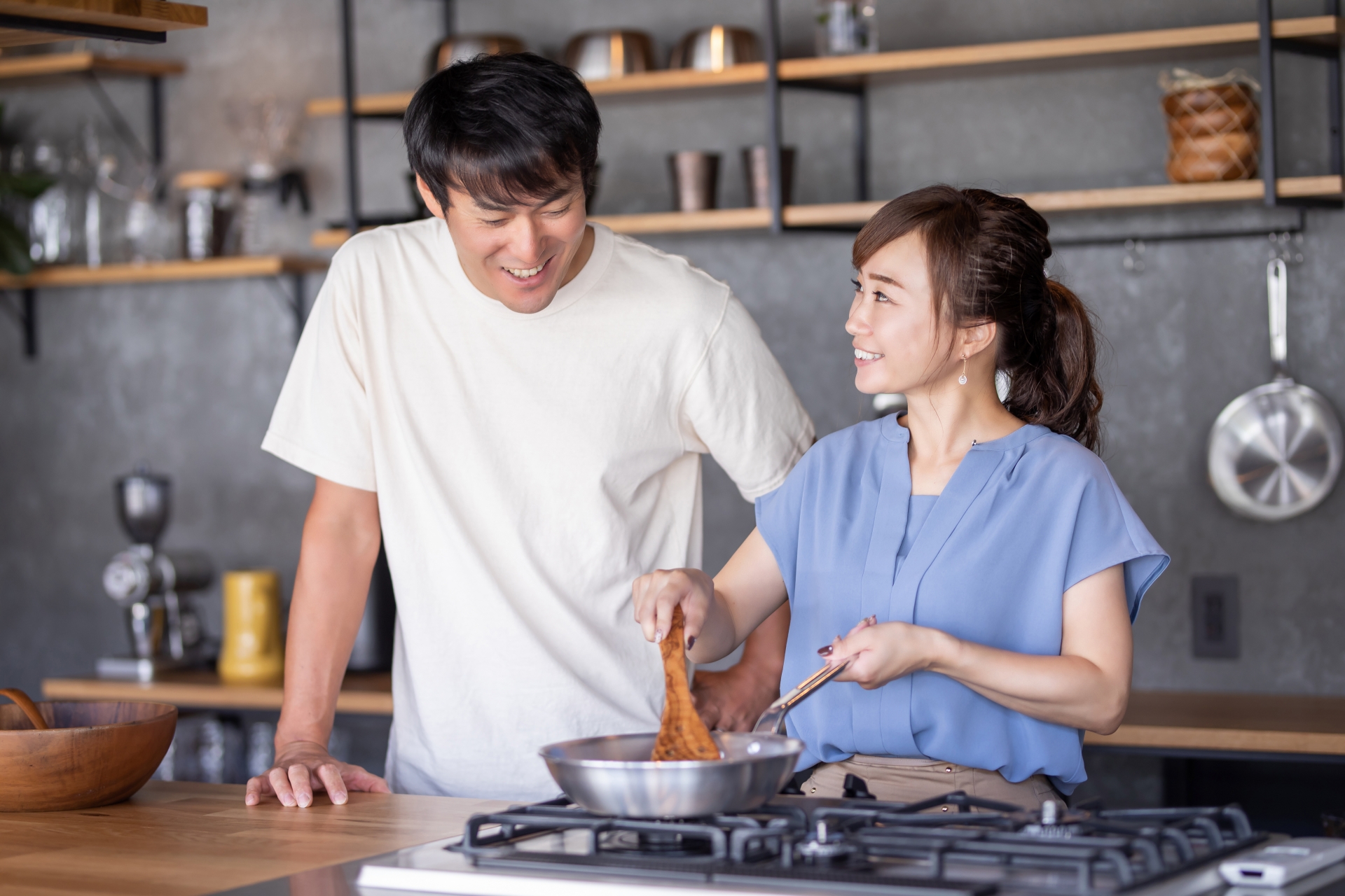 同棲 家事の分担
料理中のカップルのイメージ図
