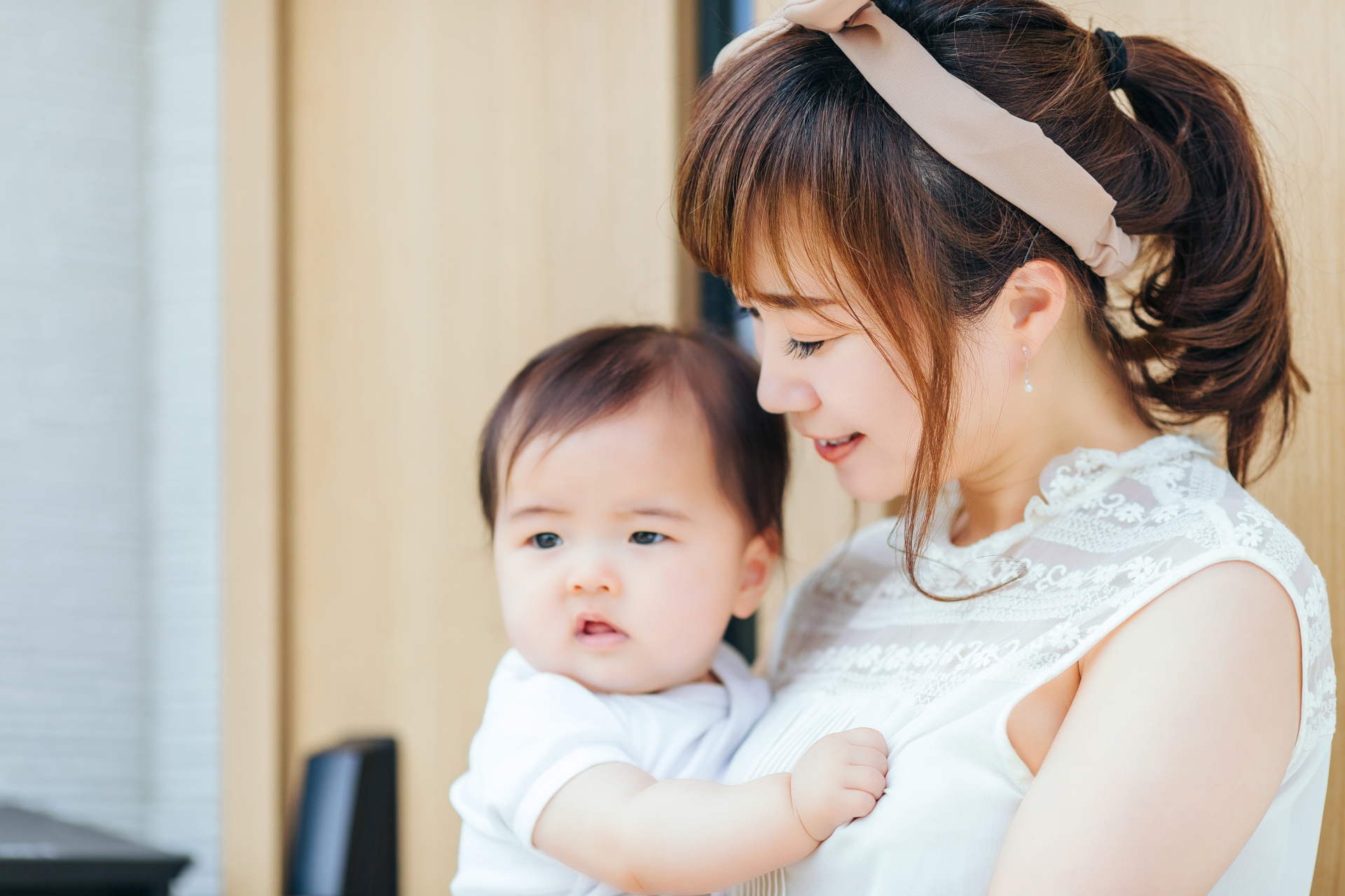 ストレス発散 育児
玄関前で赤ちゃんを抱っこしている女性