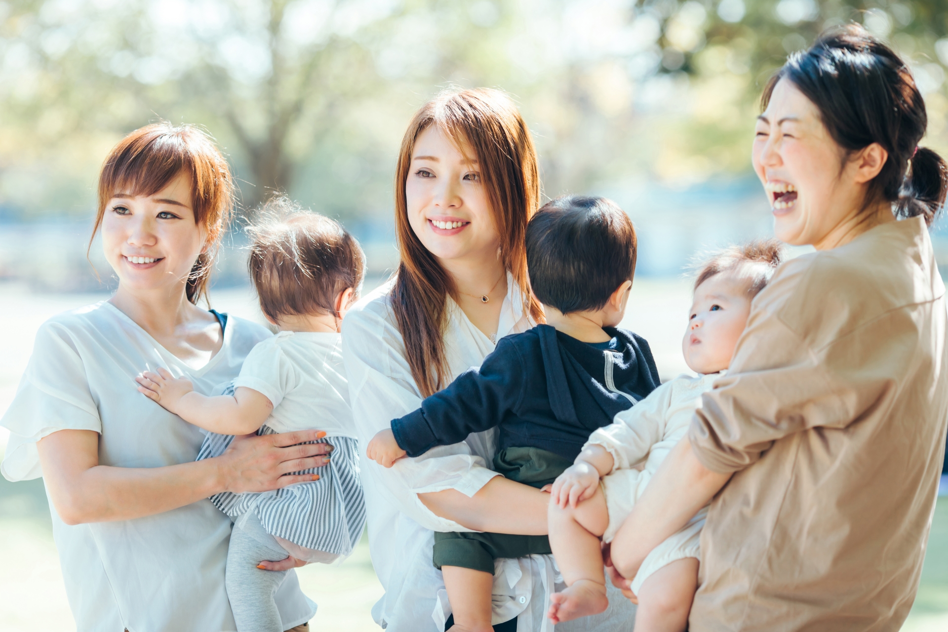 ストレス発散 育児
公園で遊ぶ子供とママ友