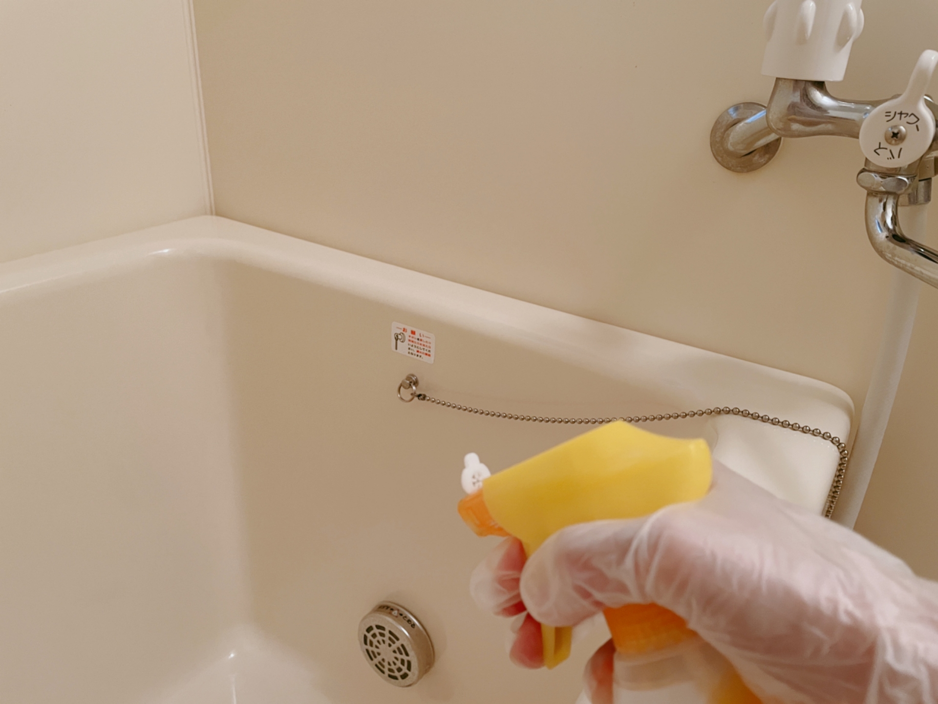お風呂 水垢
お風呂の掃除をしている様子
