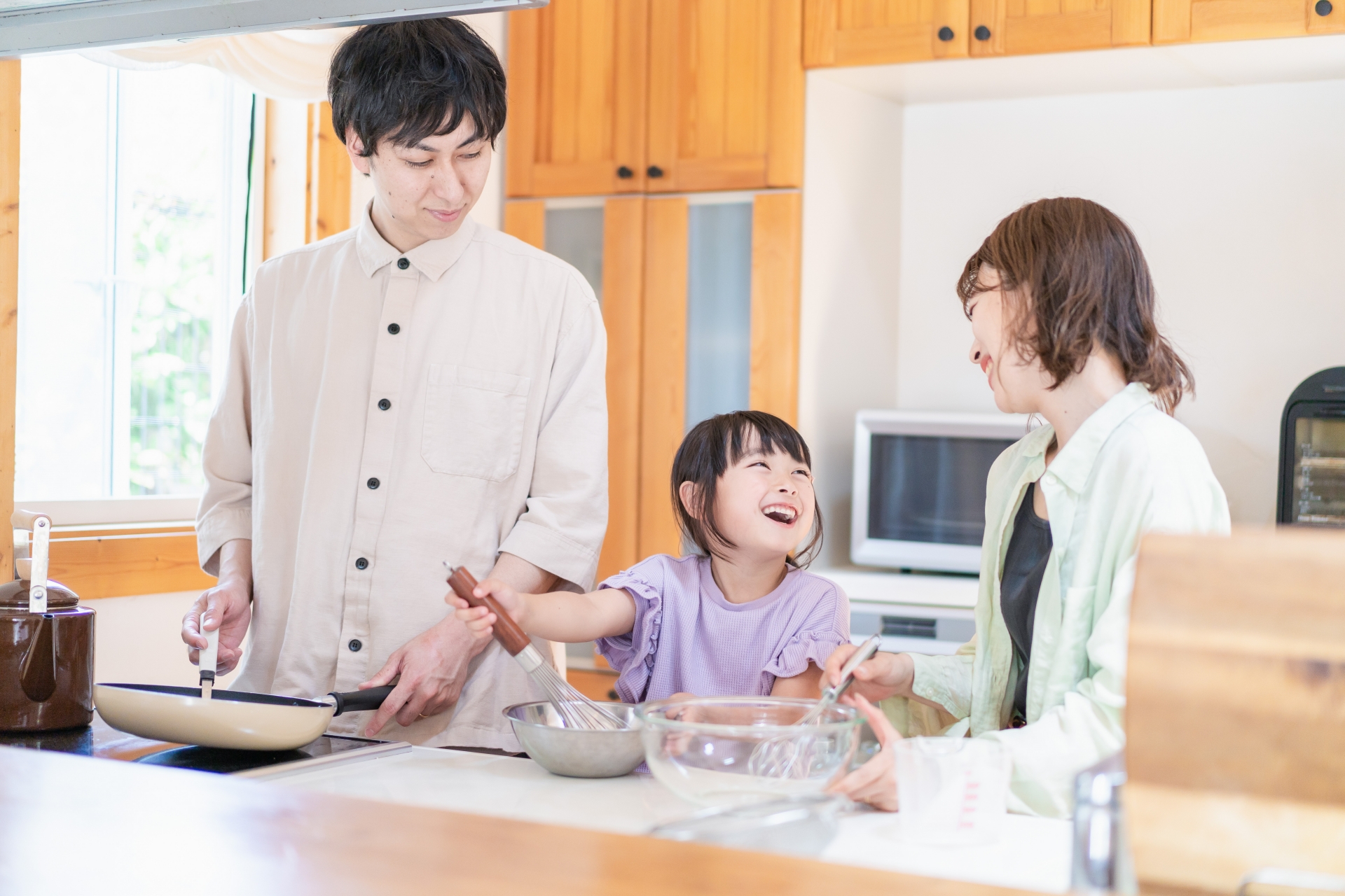 共働き 家事を楽にする方法
キッチンで料理をする仲良し夫婦