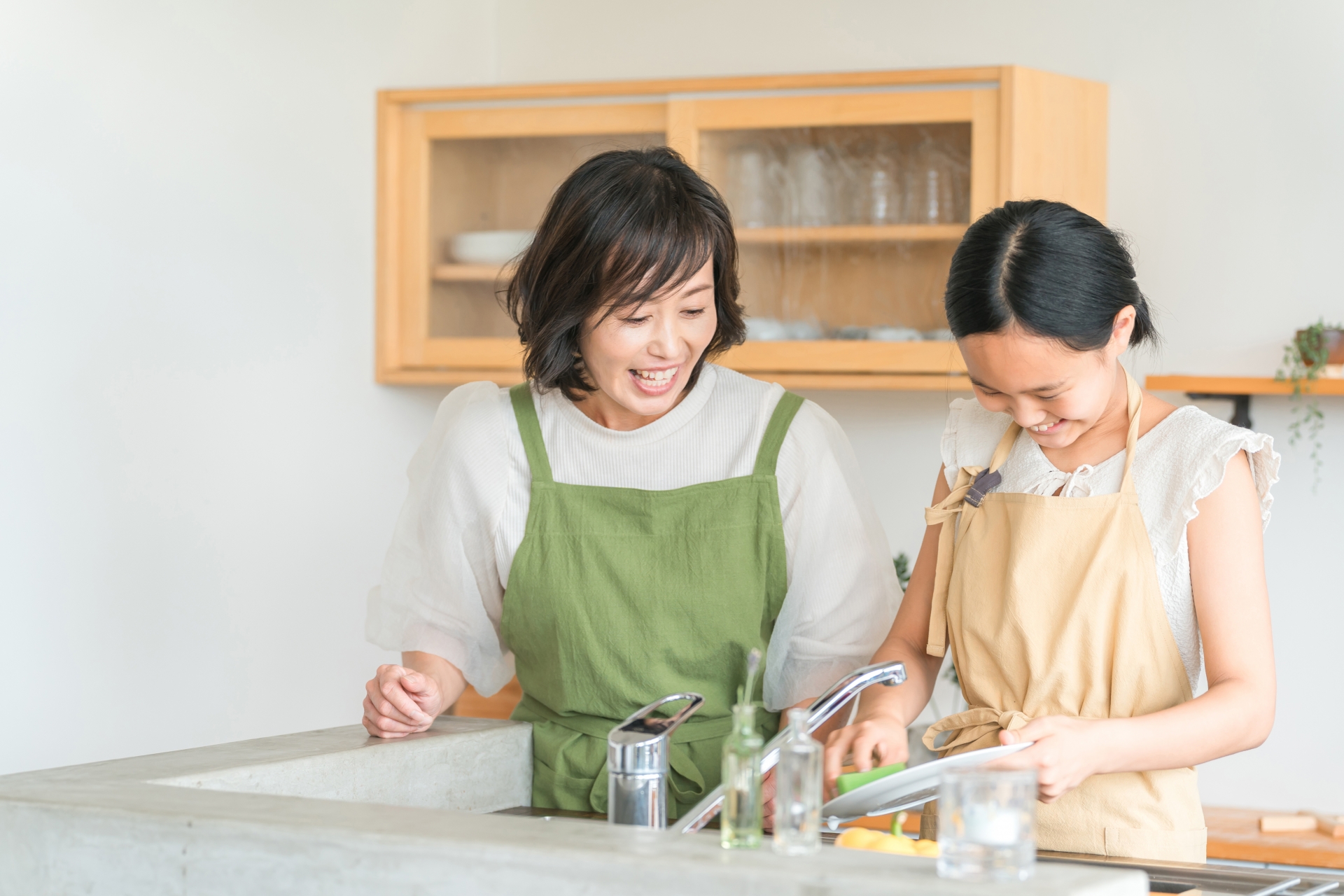 家事ストレス
笑顔でキッチンに立つ母娘