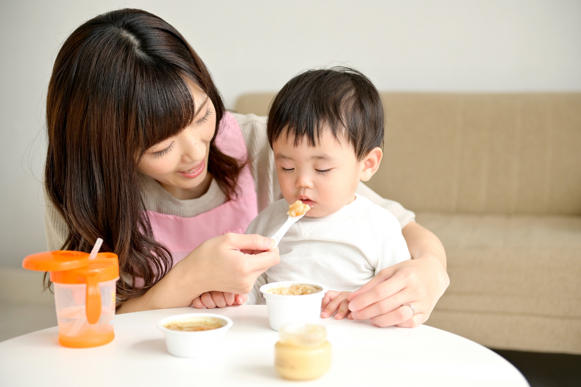 共働き 家事を楽にする方法
食事中の赤ちゃん