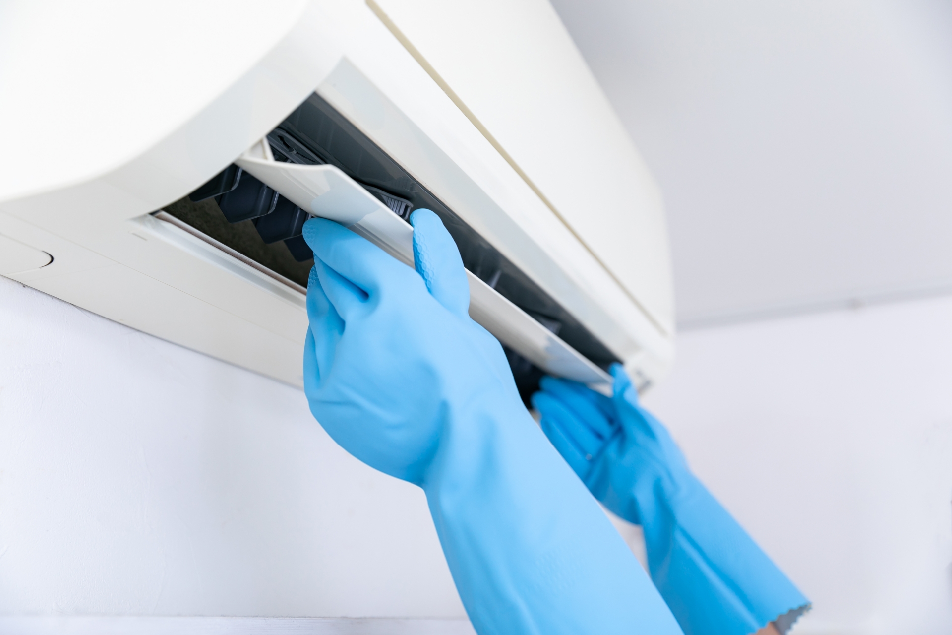 どちらを選ぶ？自分でやる簡単エアコン掃除VS専門業者クリーニング