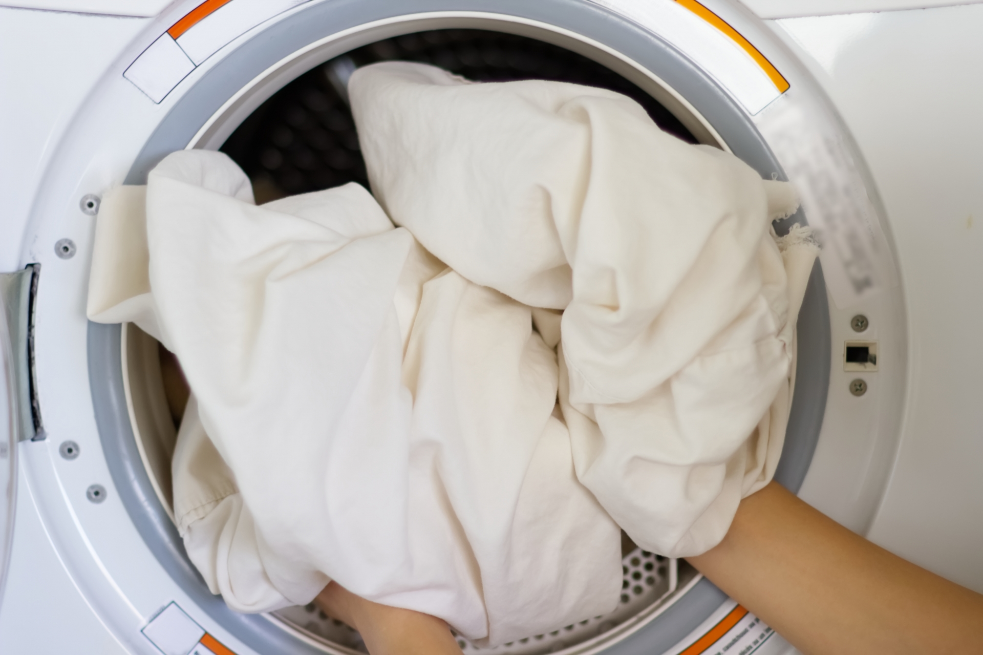 布団洗濯頻度
シーツを洗濯機に入れている様子