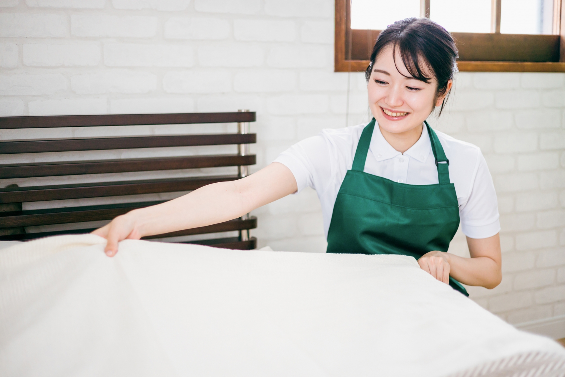 家事代行危険 ベッドメイキングする家事代行スタッフ