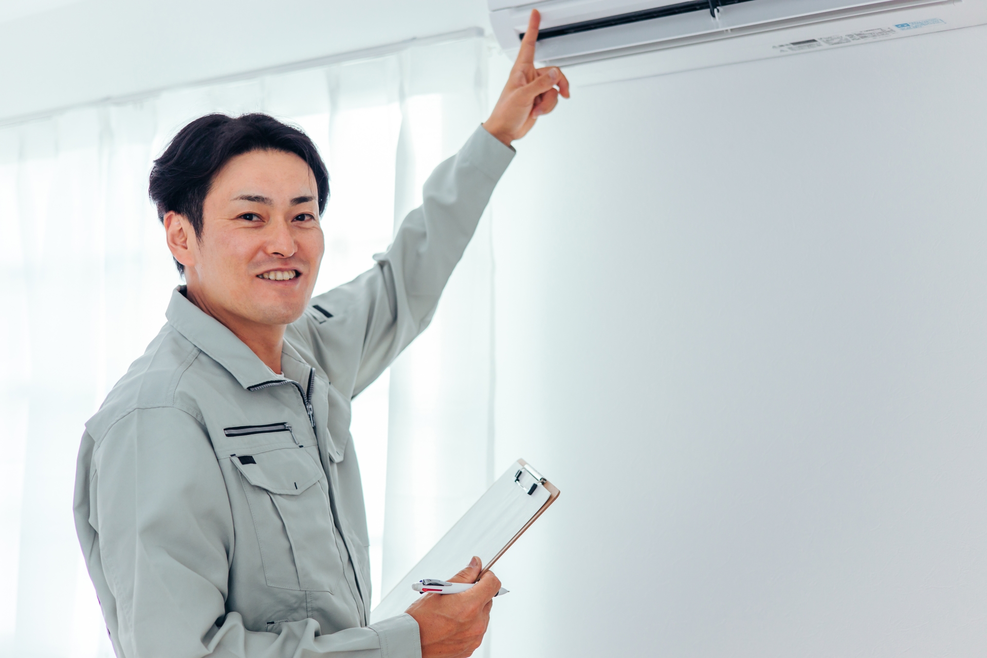 エアコン内部クリーンとは？ エアコンを確認している専門業者のイメージ画像