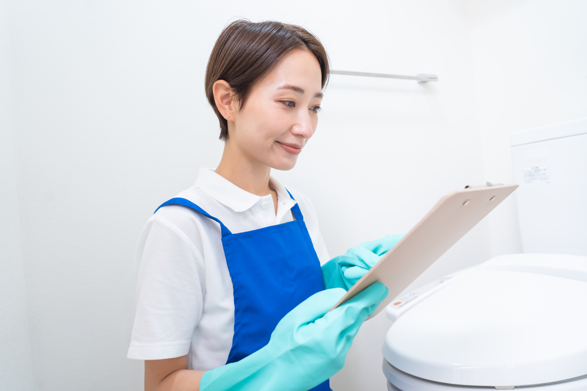大掃除 順番 大掃除リストをチェックする女性のイメージ画像