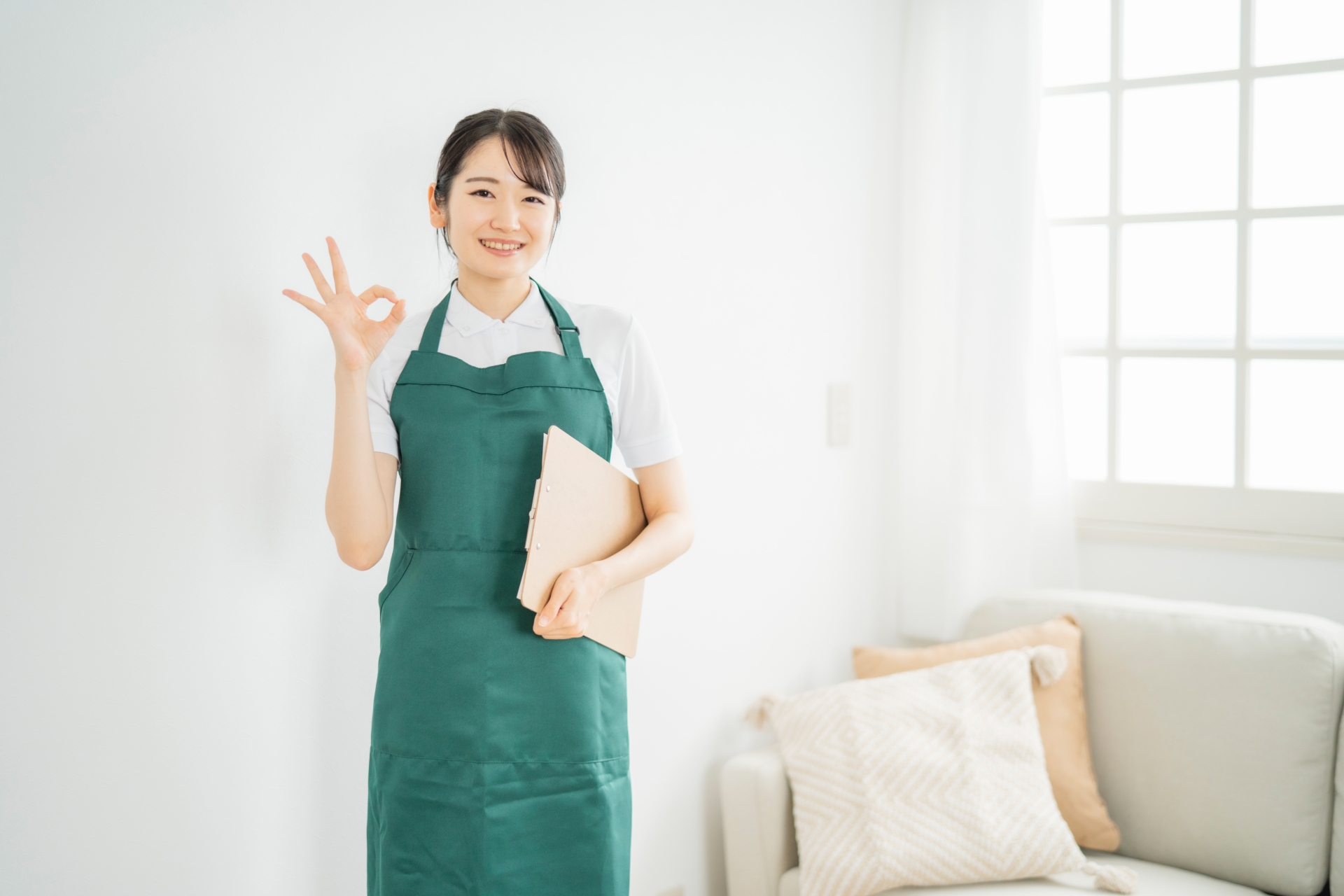 大掃除 いつ OKサインをしているハウスクリーニングスタッフ