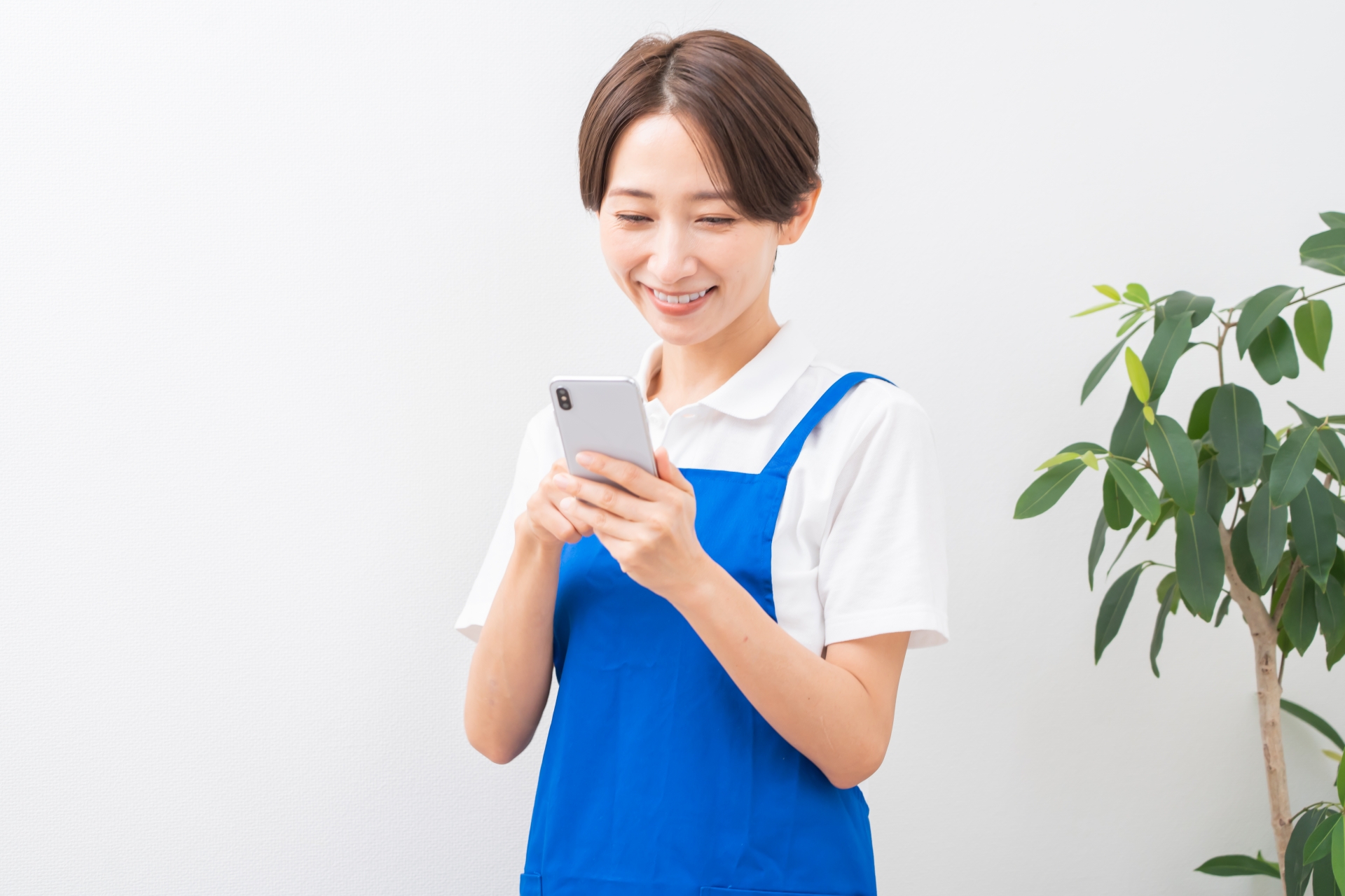 大掃除 いつ スマホでスケジュールをチェックしている女性