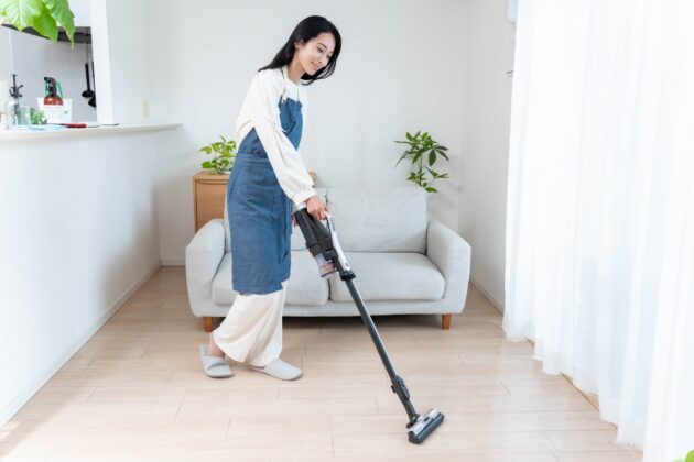 大掃除 いつ 掃除している女性