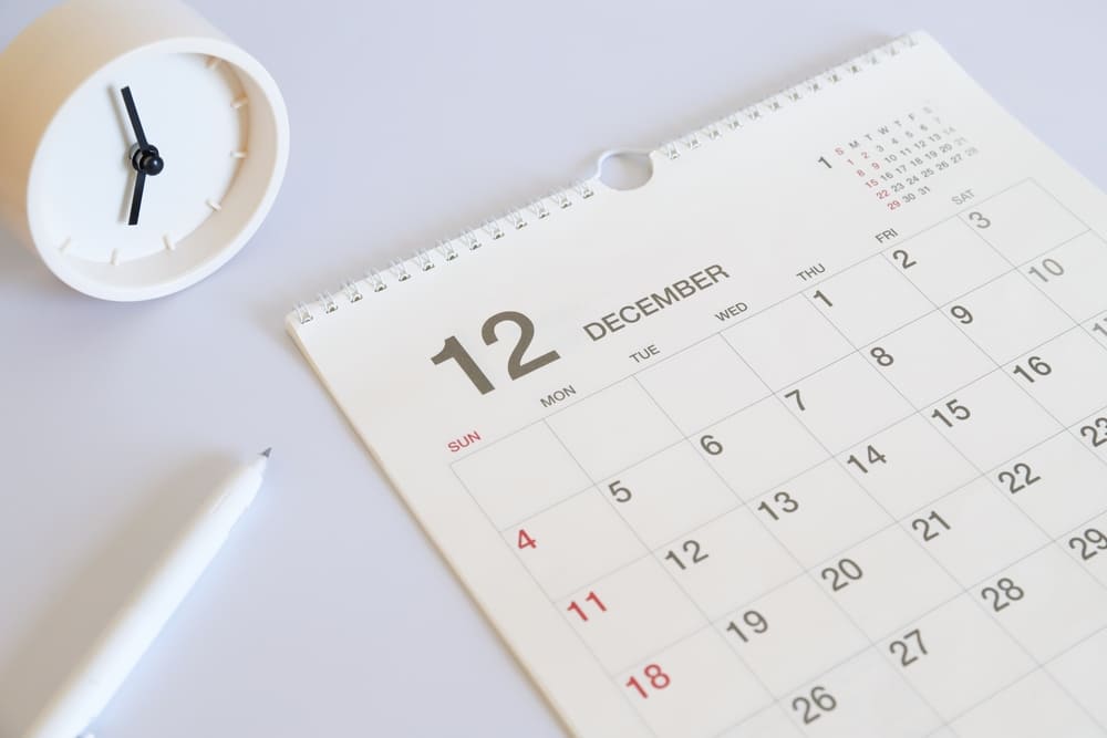 12月のカレンダーと時計