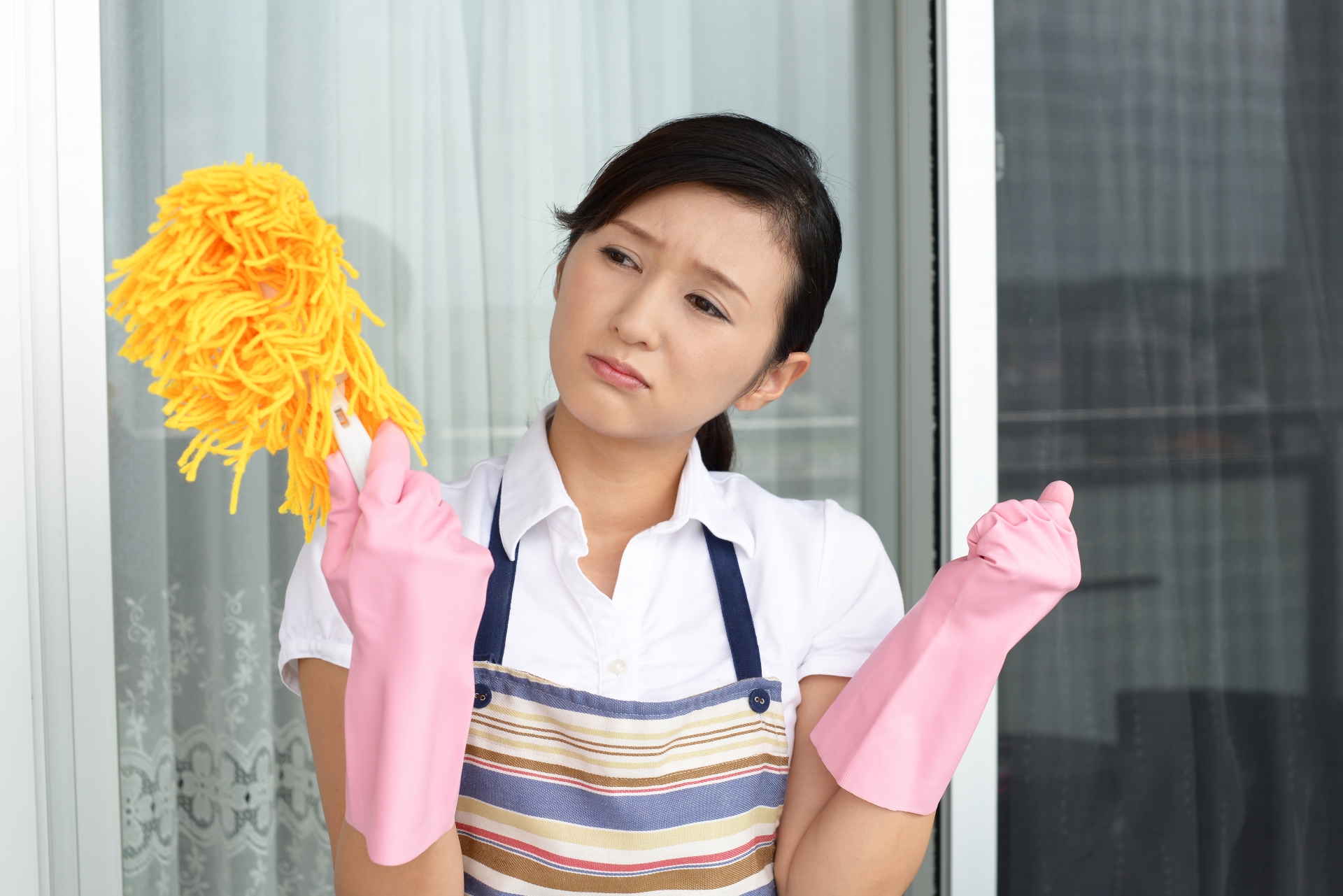 大掃除 どこから ハンディモップで掃除している女性
