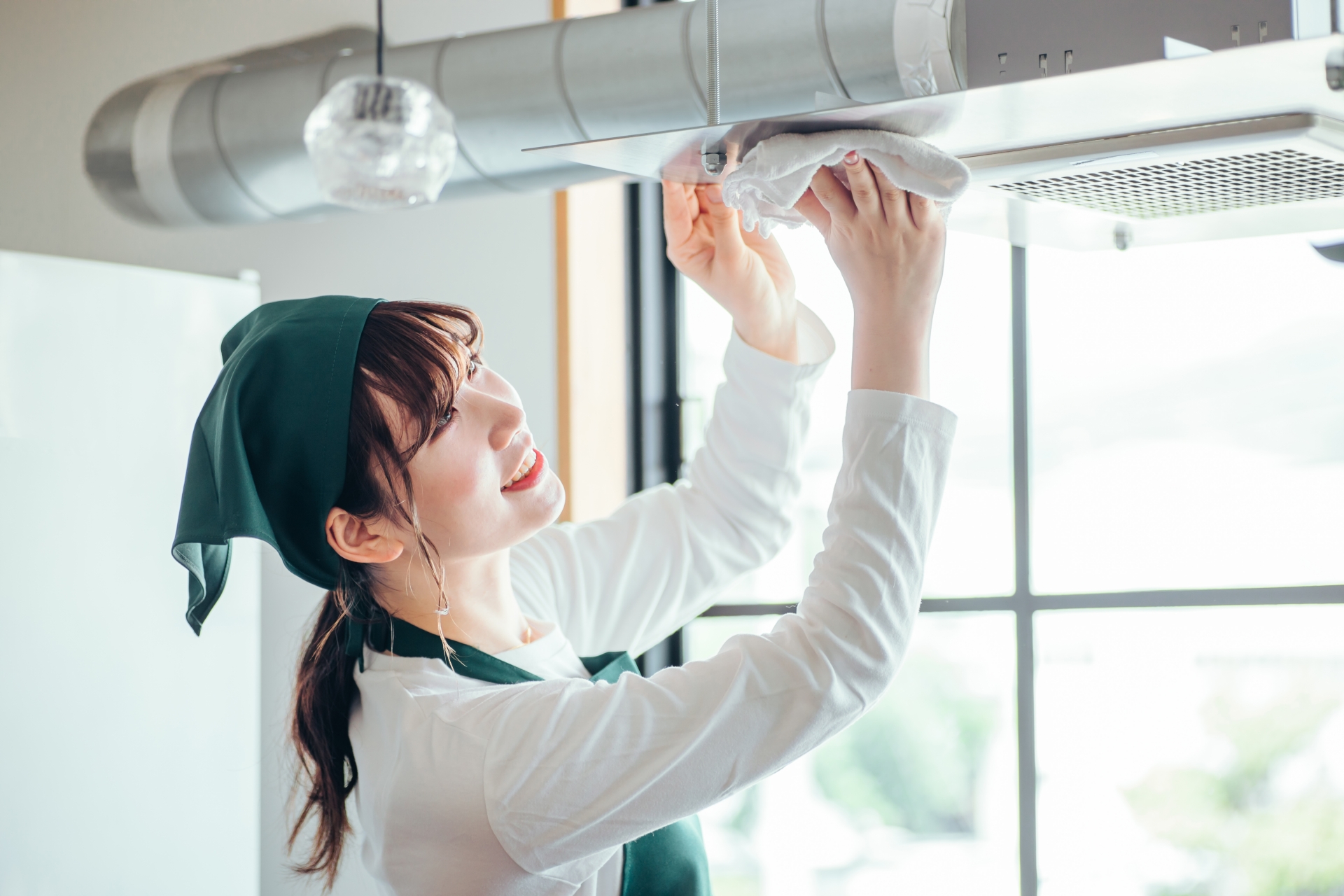 大掃除 どこから 換気扇を掃除している女性