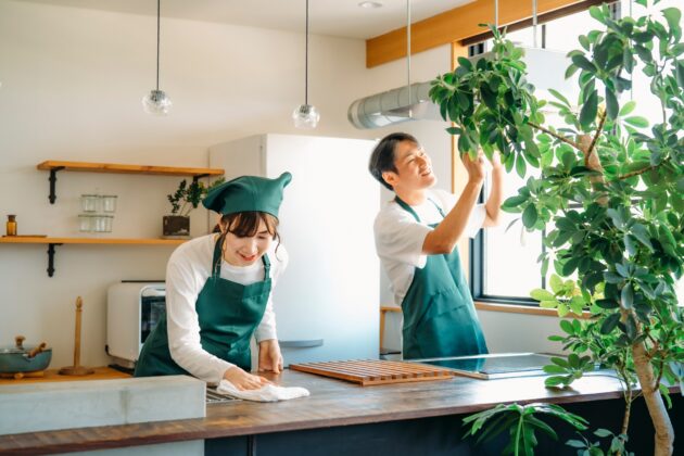 大掃除 どこから 大掃除している女性と男性