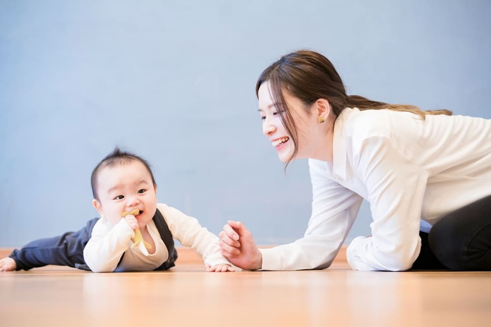 子どもと遊ぶ母親