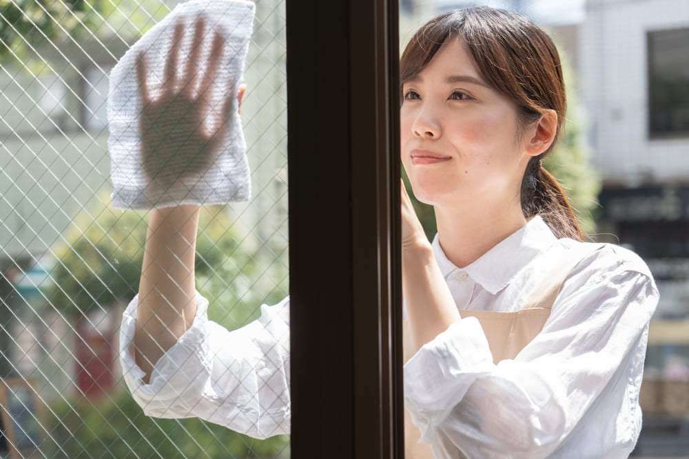 窓掃除する女性