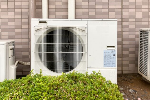 エアコン 室外 機 うるさい 屋外に設置されている室外機