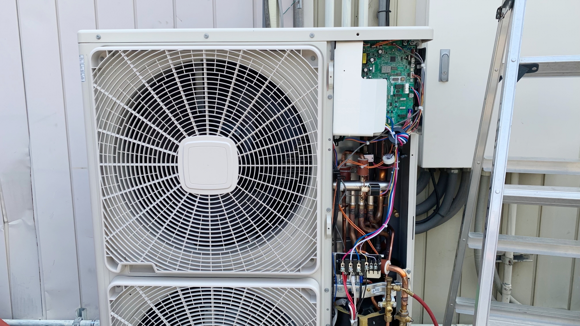 エアコン 室外 機 うるさい エアコンの室外機の内部