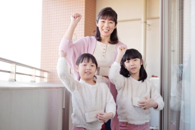 豆まきをする母娘