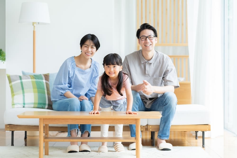 リビングでくつろぐ家族