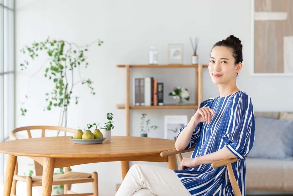 家でくつろぐ若い女性