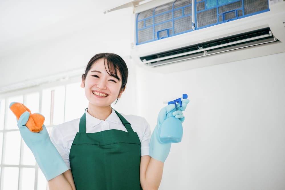 エアコンクリーニングをする女性