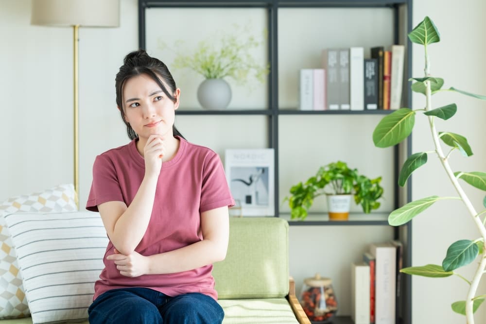 悩む女性