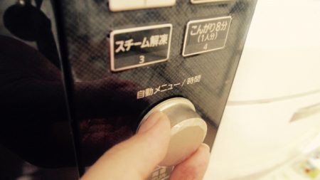 電子レンジは食品を温めすぎたり、焦がしたりすることで汚れます
