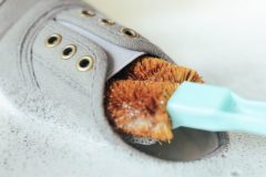 白スニーカーの汚れに酢・重曹・歯磨き粉が使える？予防にろうそく？