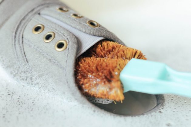 白スニーカーの汚れに酢・重曹・歯磨き粉が使える？予防にろうそく？