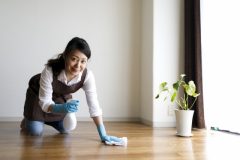 雑巾がけで床の汚れを落とすポイントとは？
