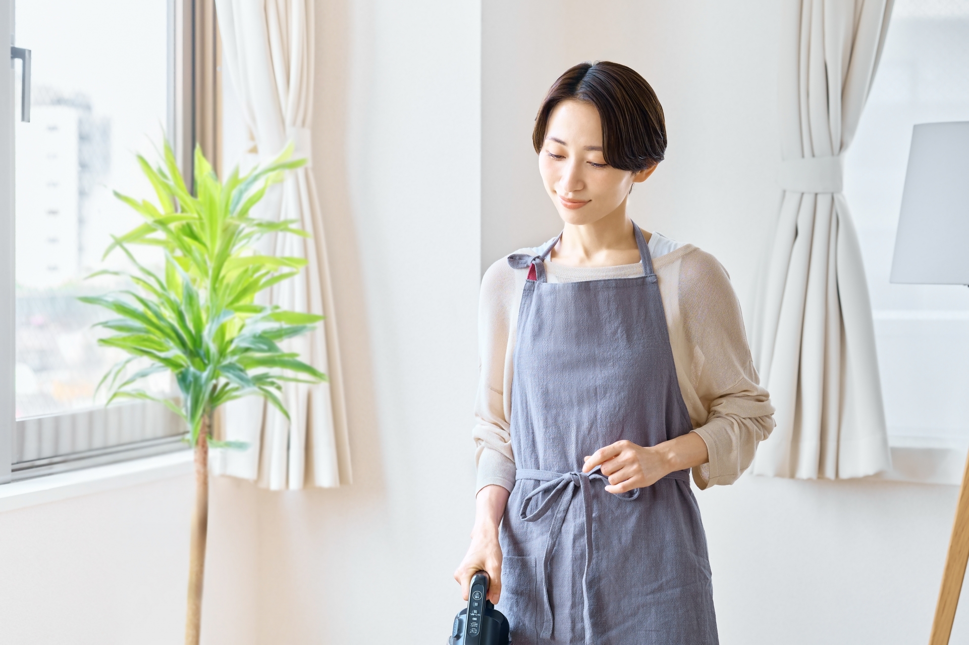 家事が出来ない
掃除機をかける主婦
