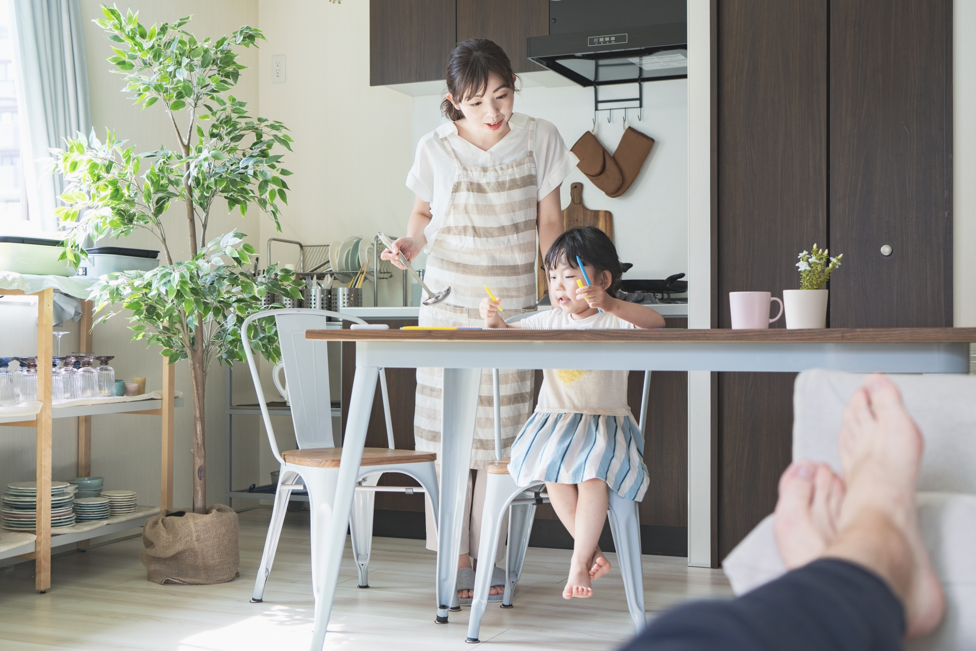 仕事家事
リビングで子供の様子を見ながら家事をする女性