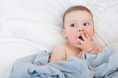 新生児のしゃっくりが止まらない！原因と止め方は？
