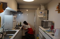 細かな箇所まで拭き掃除する家事代行スタッフ